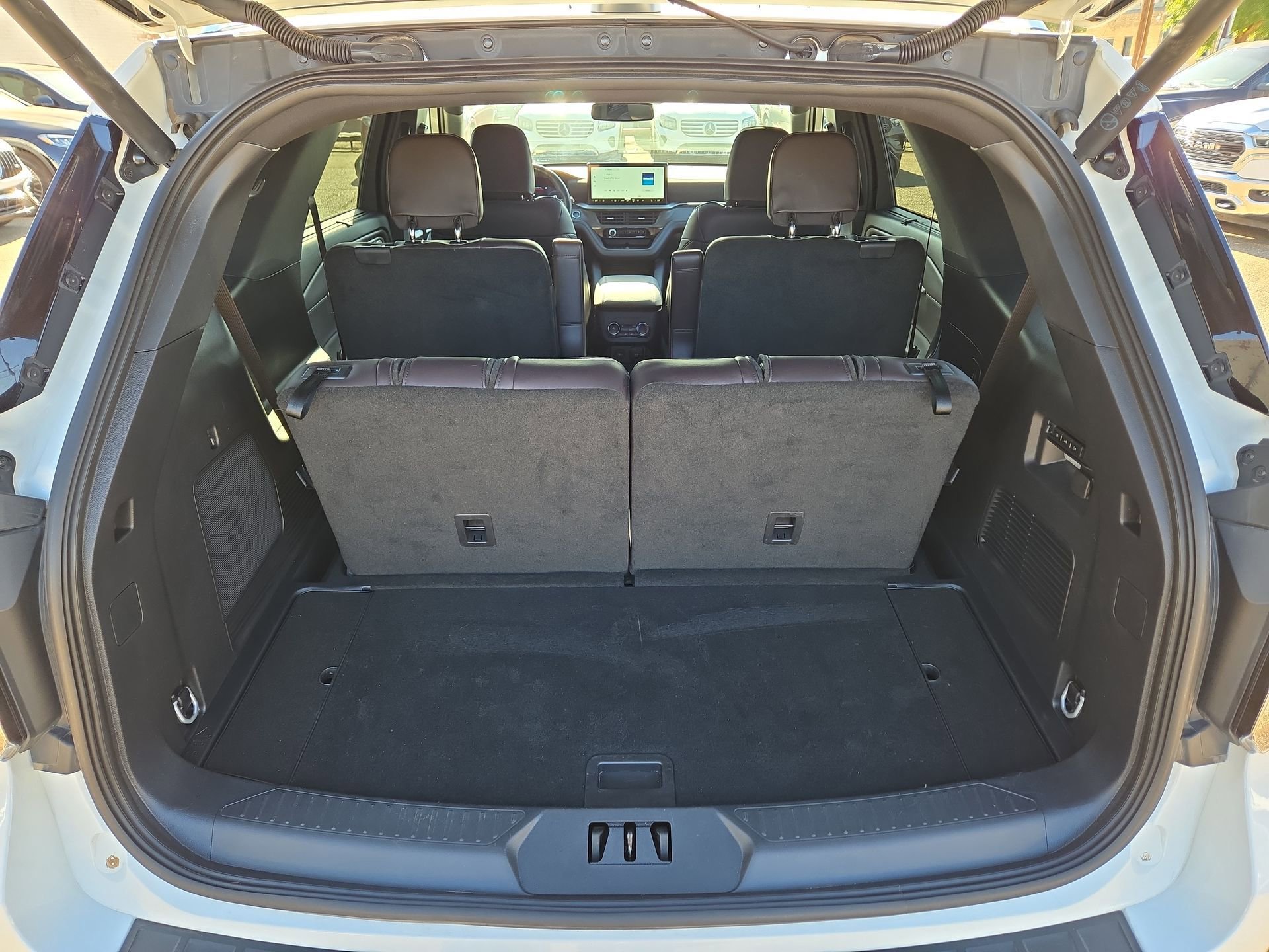 Used 2025 Ford Explorer Platinum RWD image 12