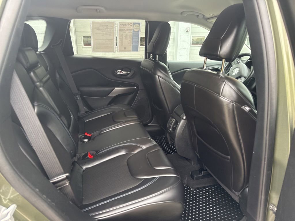 Used 2019 Jeep Cherokee Latitude Plus w/ Cold Weather Group AWD/4WD image 13