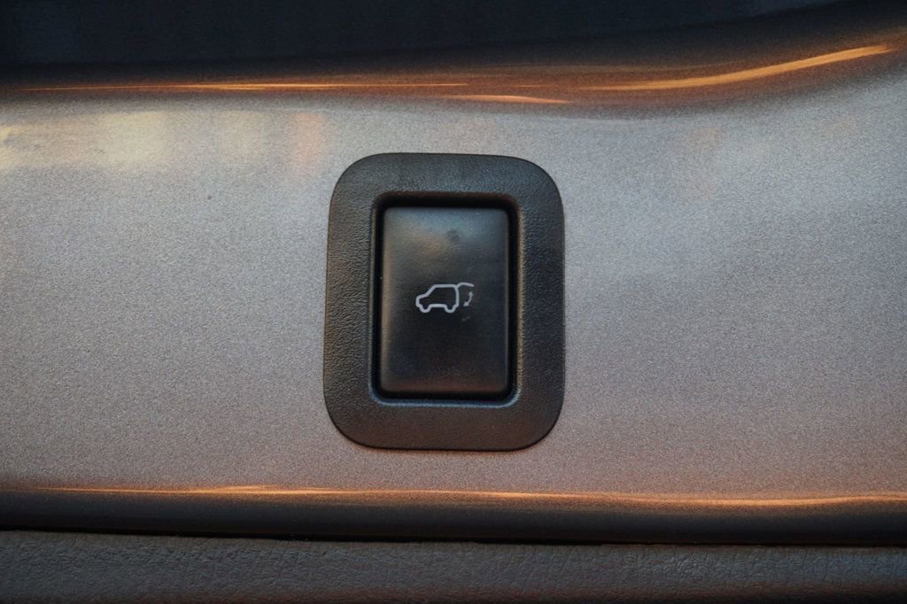 Used 2017 Toyota Highlander SE FWD image 10