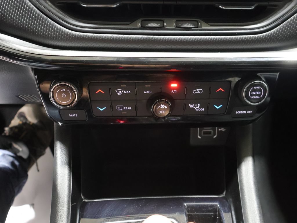 Used 2023 Jeep Compass Trailhawk w/ Trailhawk Convenience Group AWD/4WD image 29