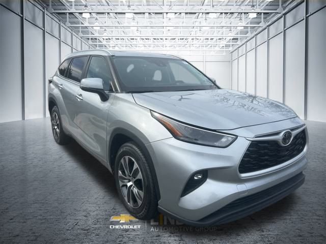 Used 2024 Toyota Highlander XLE image 3