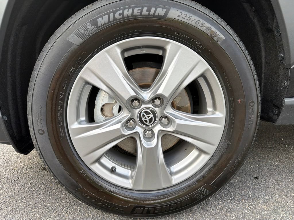Used 2025 Toyota RAV4 XLE AWD/4WD image 22