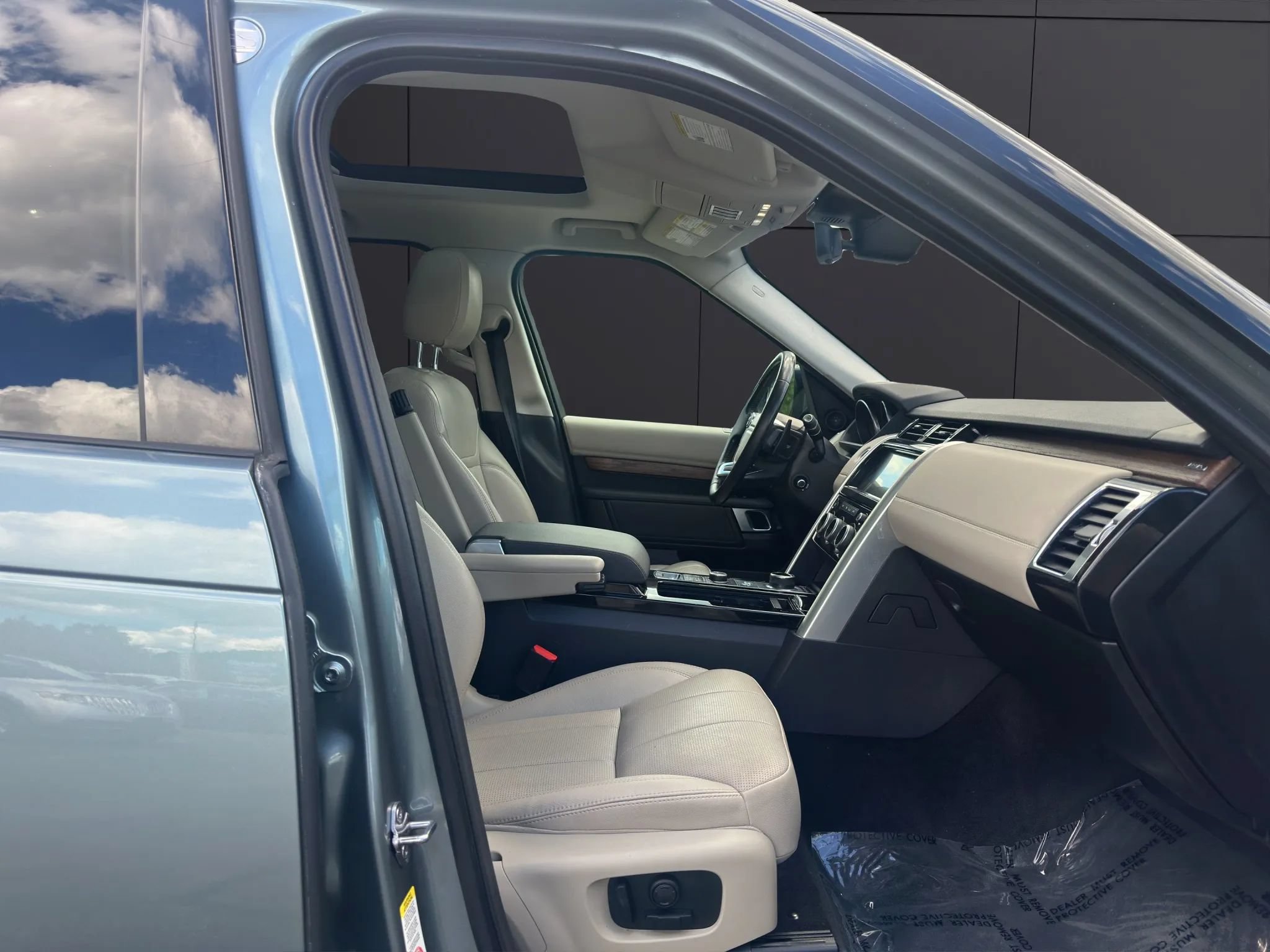 Used 2017 Land Rover Discovery HSE AWD/4WD image 12
