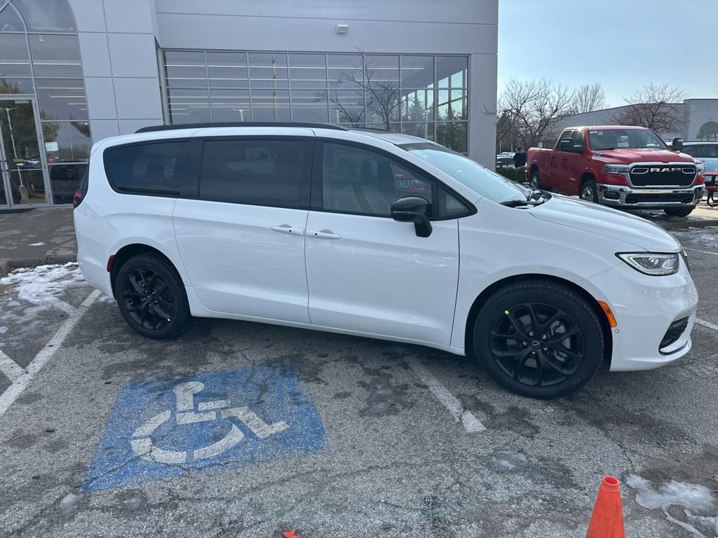 New 2026 Chrysler Pacifica Select AWD/4WD image 41