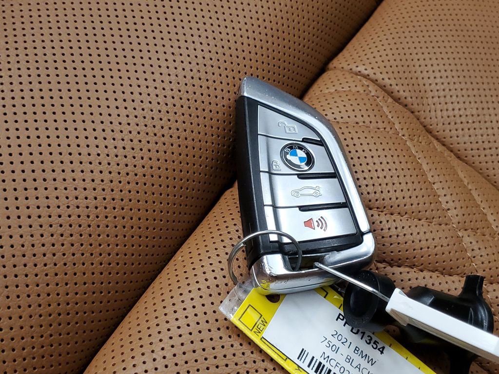 Used 2021 BMW 750i xDrive w/ M Sport Package AWD/4WD image 29