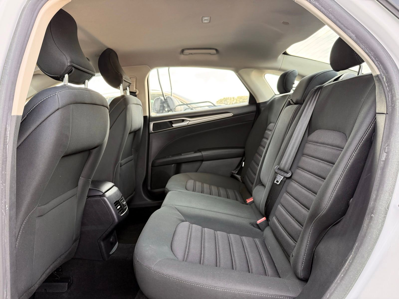 Used 2019 Ford Fusion SE FWD image 14