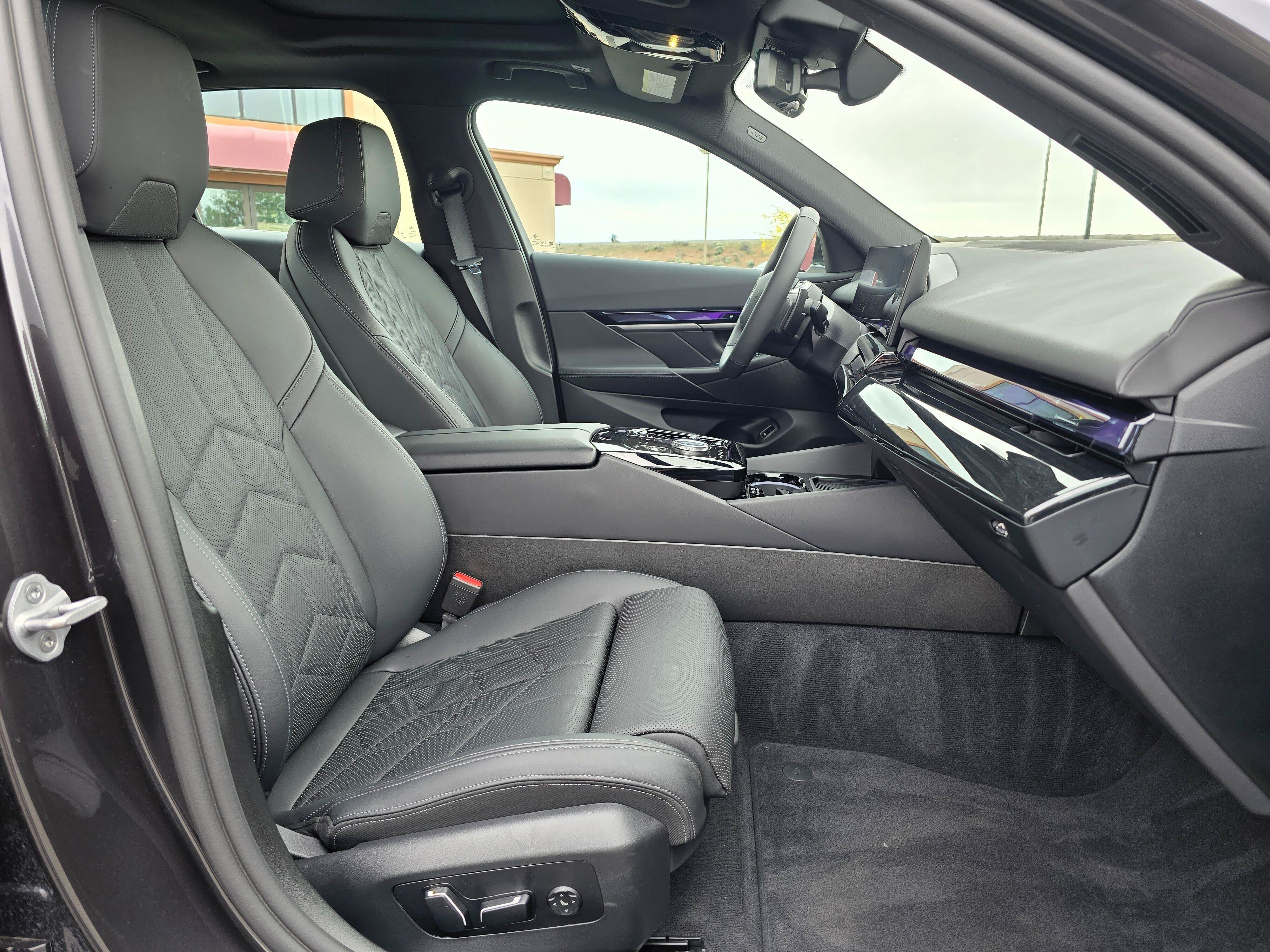 Used 2025 BMW 540i xDrive w/ Premium Package AWD/4WD image 15