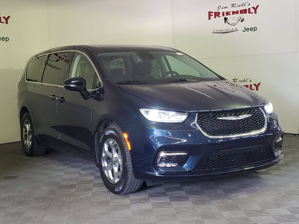 Used 2024 Chrysler Pacifica Limited w/ Uconnect Theater Family Group AWD/4WD image 2