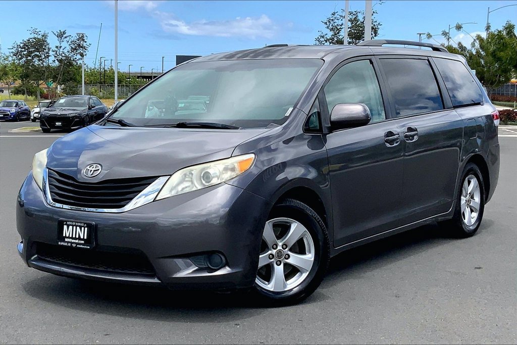 Used 2014 Toyota Sienna LE FWD image 2