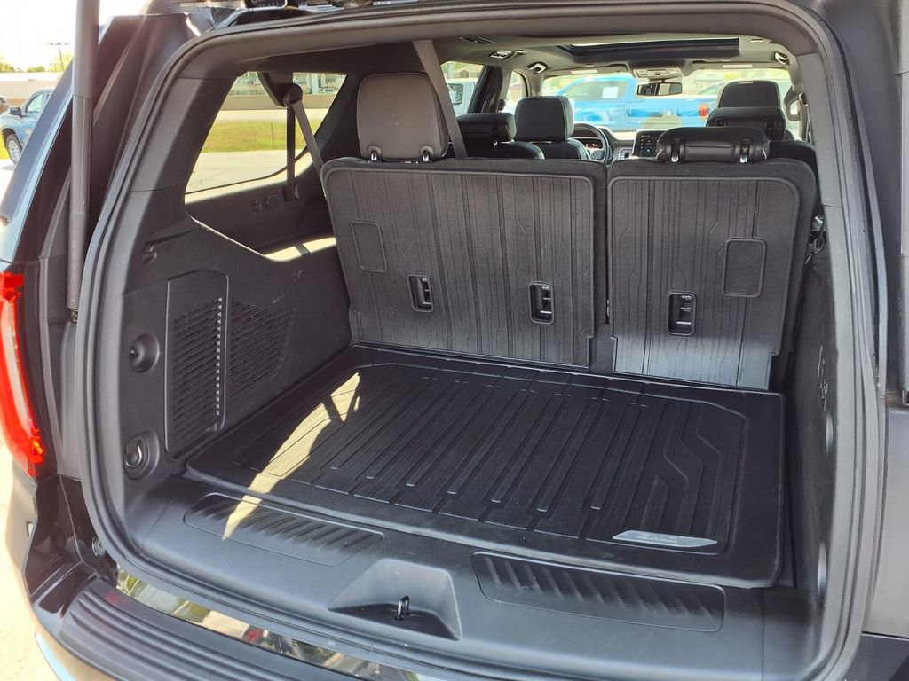 Used 2023 GMC Yukon XL SLT w/ SLT Premium Package image 30