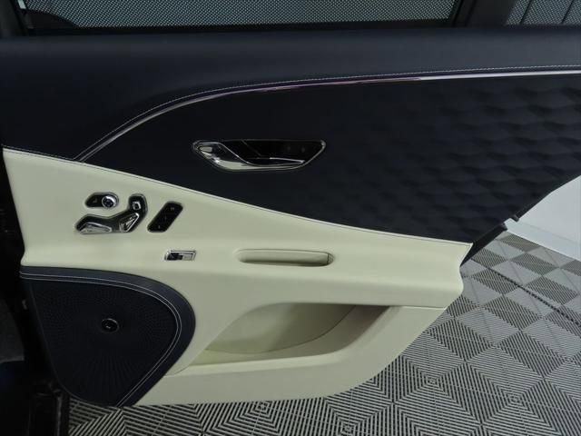 Used 2025 Bentley Flying Spur Plug-In Hybrid image 29