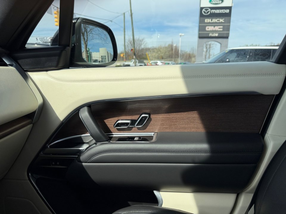 Used 2024 Land Rover Range Rover Long Wheelbase SE image 31