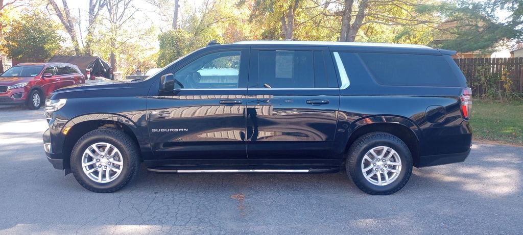 Used 2022 Chevrolet Suburban LT image 4