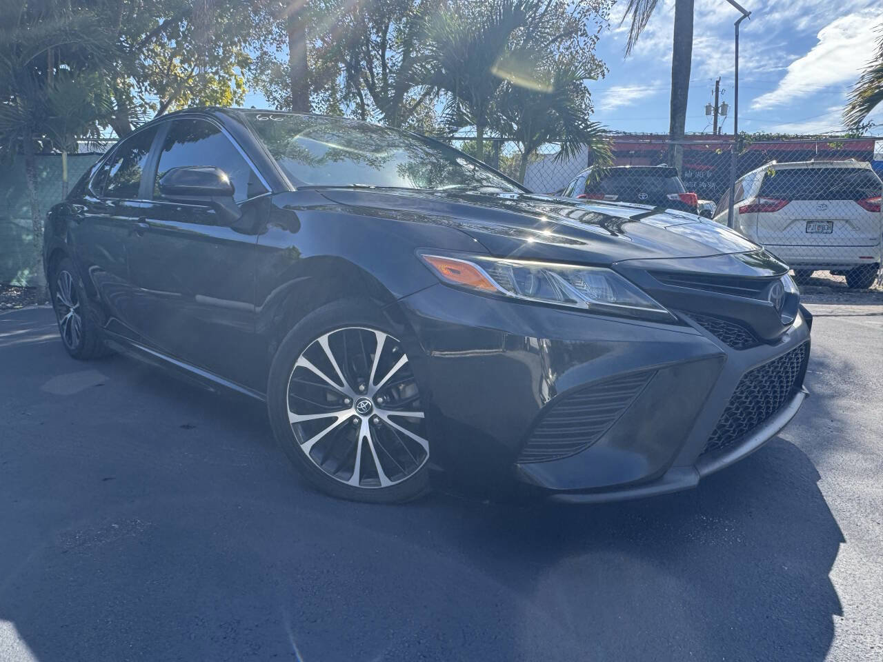 Used 2019 Toyota Camry SE image 3