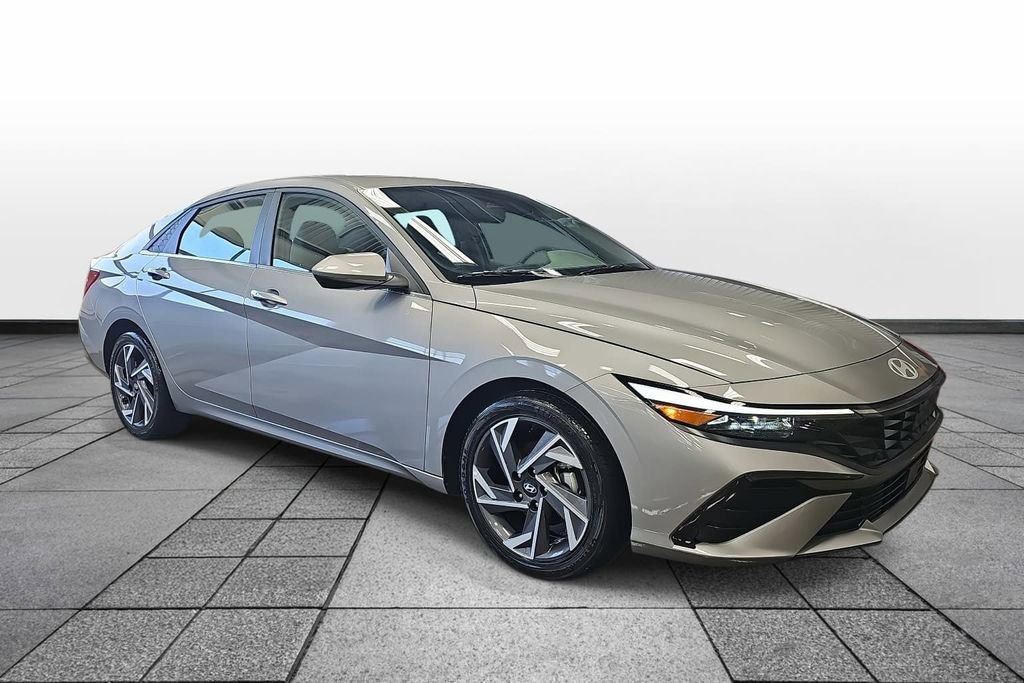 Used 2025 Hyundai Elantra SEL image 3