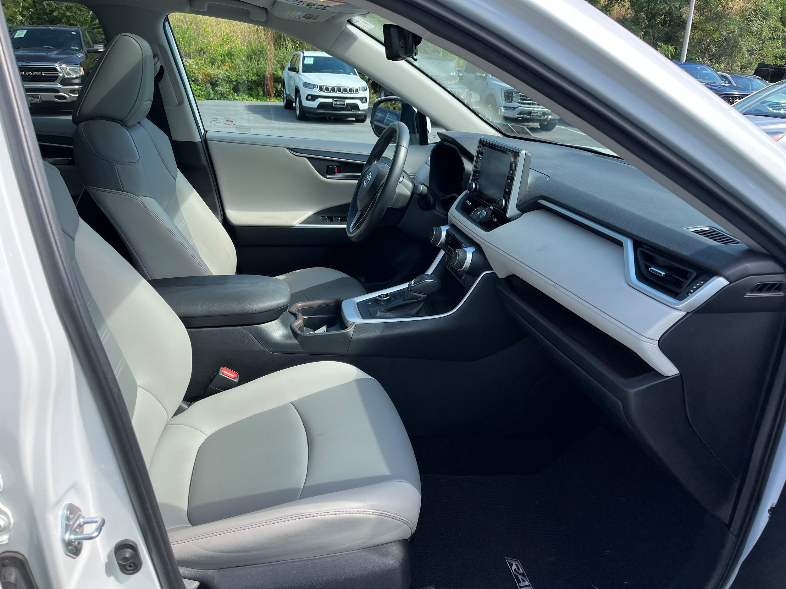 Used 2019 Toyota RAV4 Limited w/ Carpet Mat Package AWD/4WD image 6