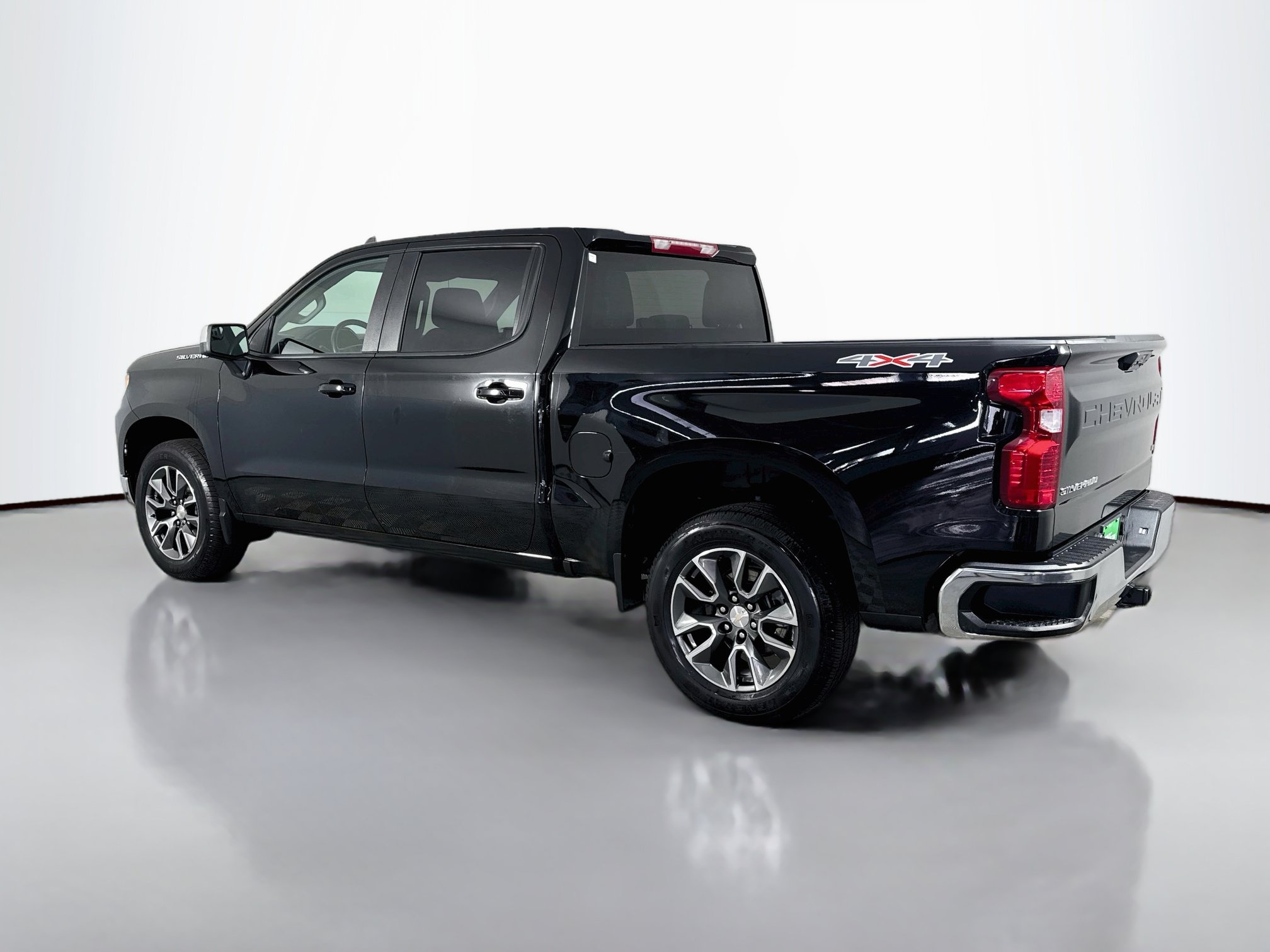 Used 2024 Chevrolet Silverado 1500 LT AWD/4WD image 7