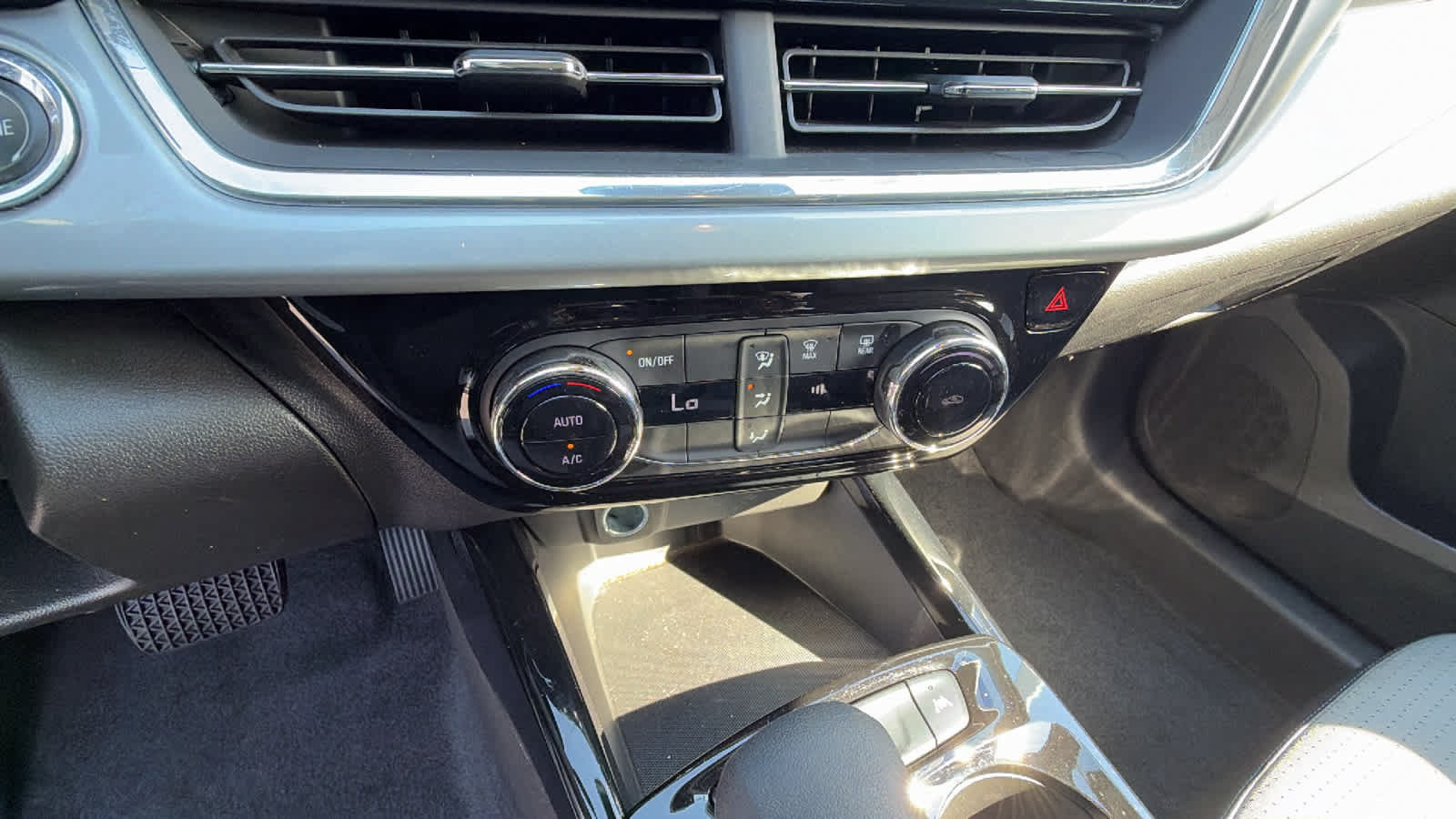Used 2024 Chevrolet Trax LT FWD image 14