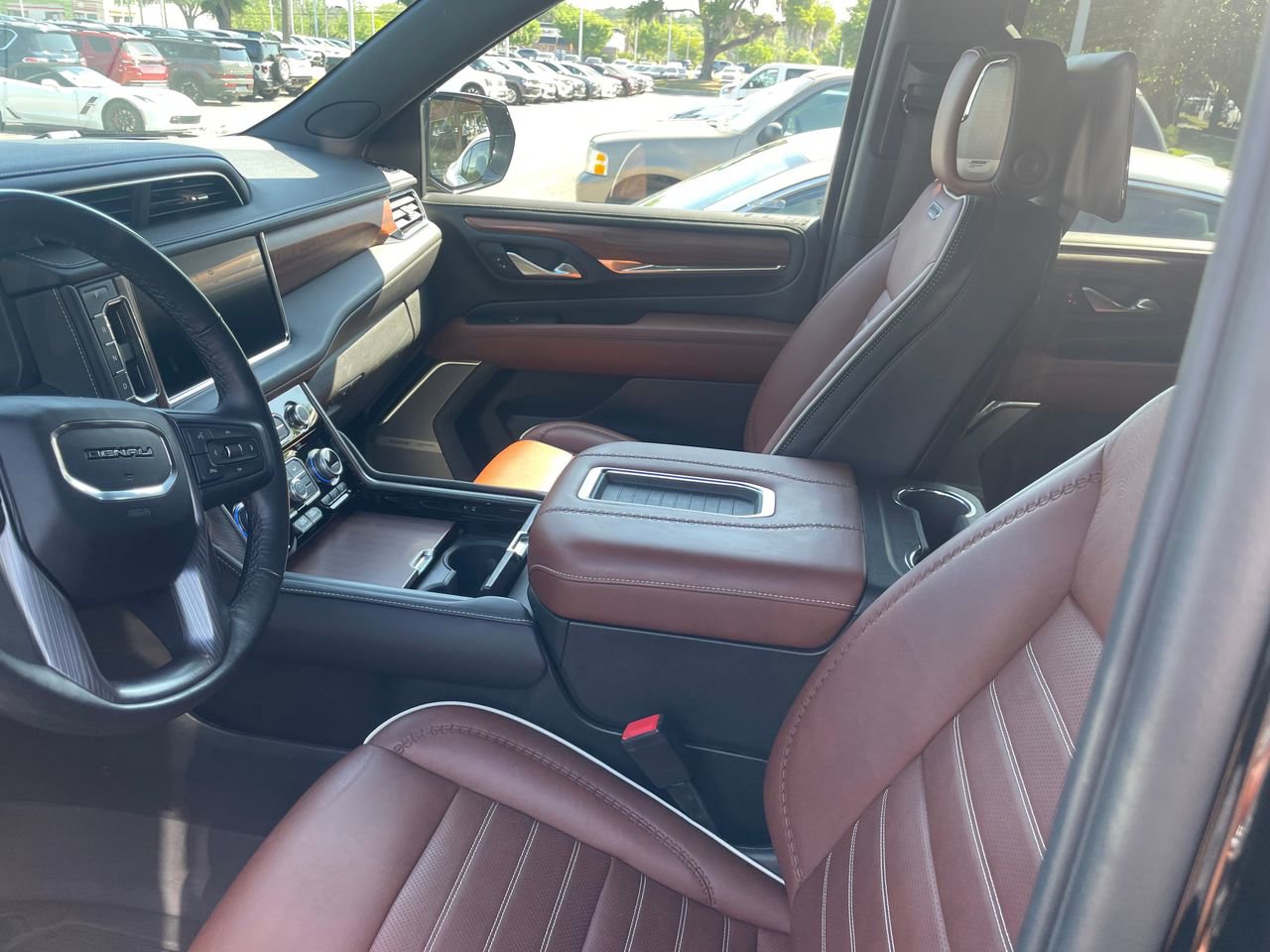 Used 2023 GMC Yukon Denali Ultimate AWD/4WD image 12