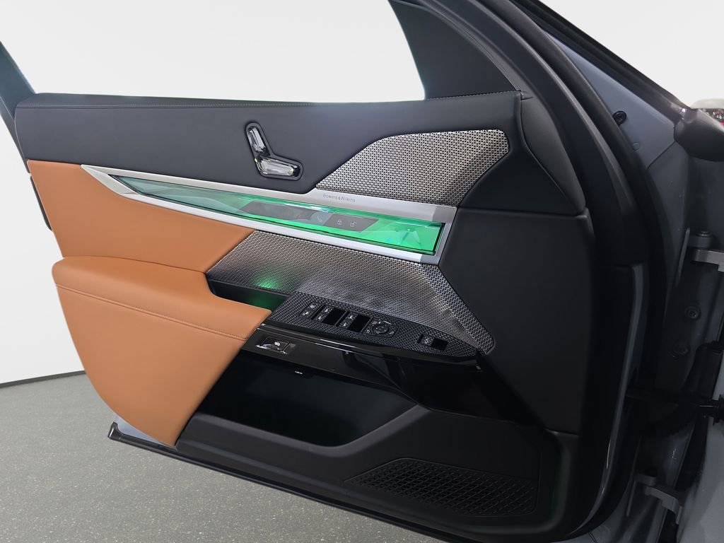 Used 2023 BMW 740i w/ Parking Assistance Package RWD image 27