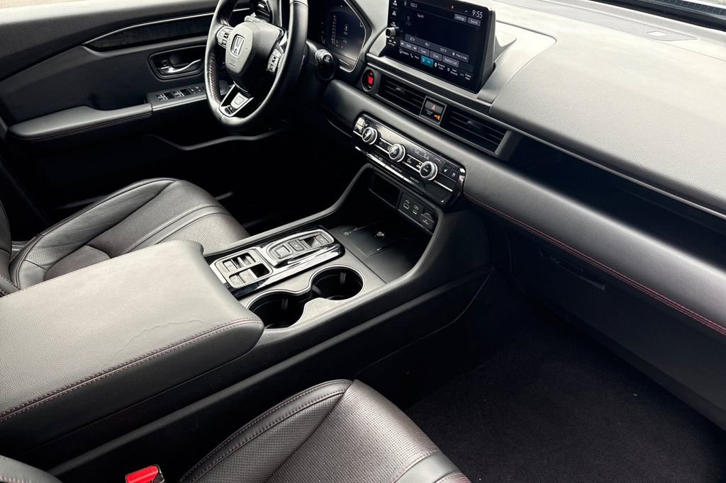 Certified 2025 Honda Pilot Black Edition image 17
