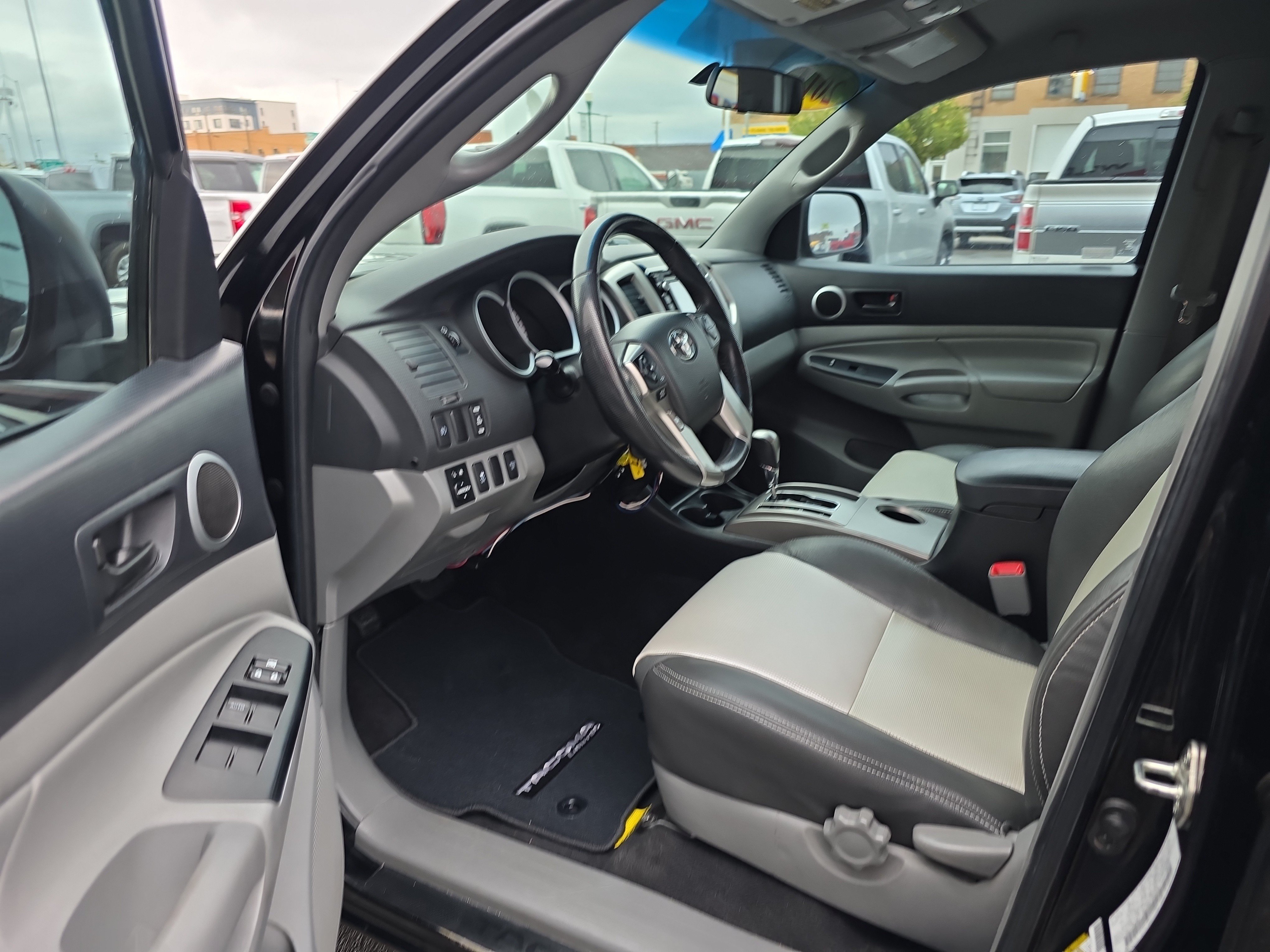 Used 2014 Toyota Tacoma 4x4 Double Cab w/ TRD Sport Package image 2