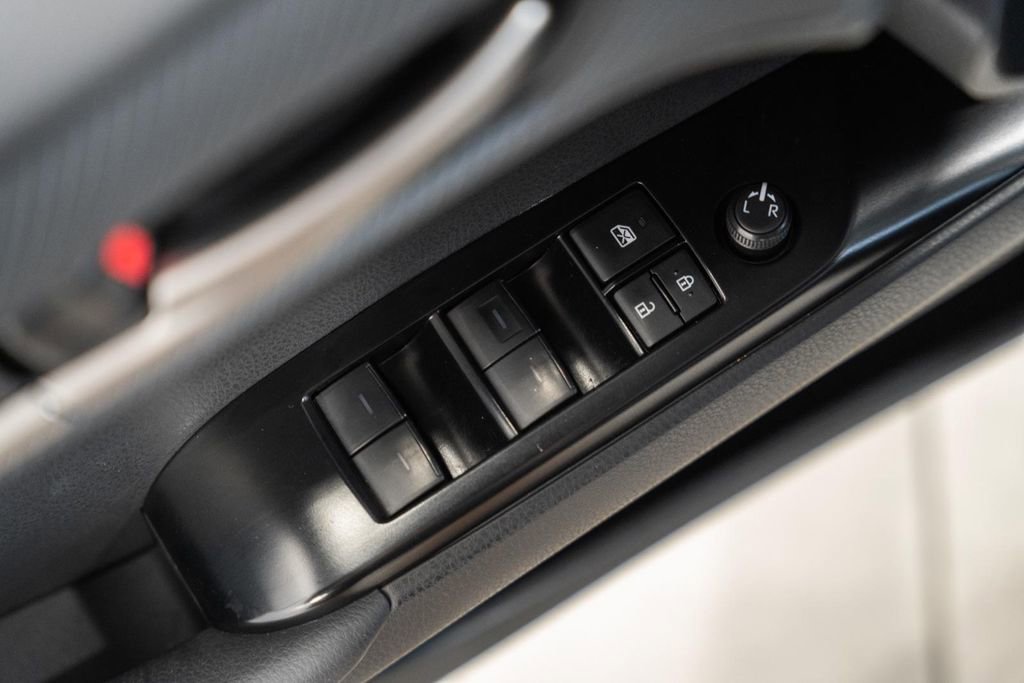 Used 2025 Toyota Camry SE image 39