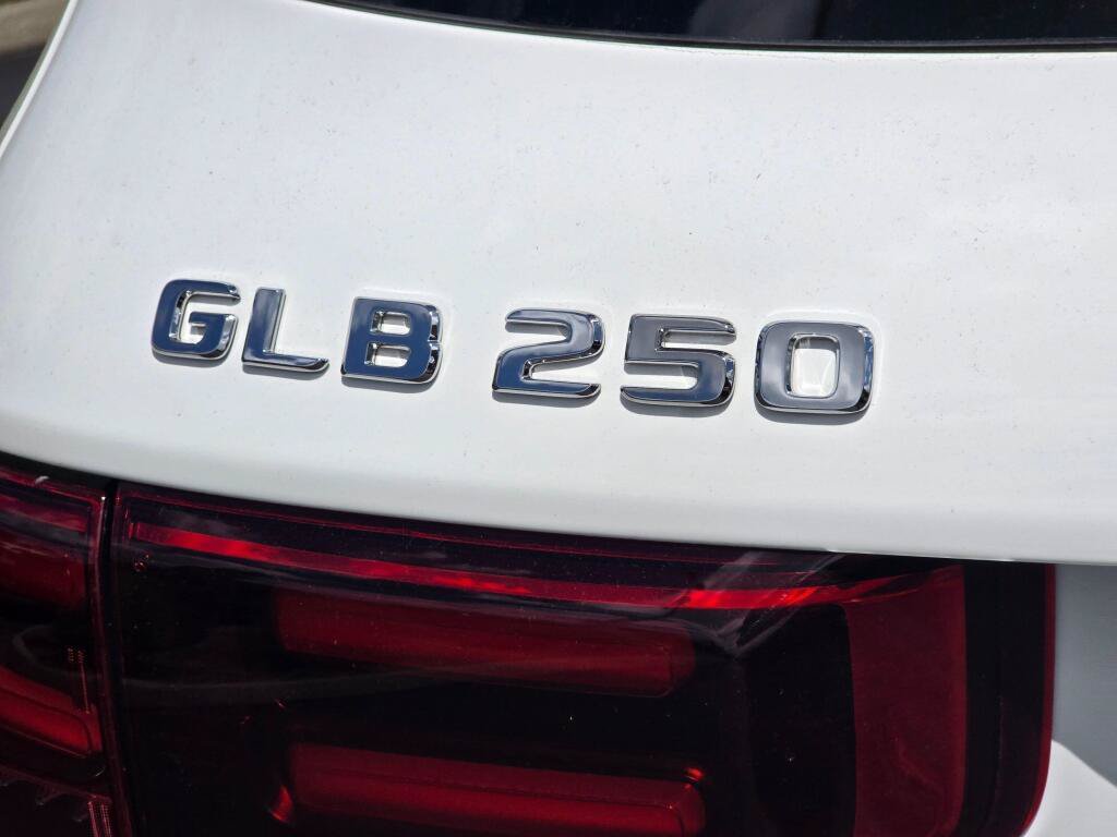 Used 2025 Mercedes-Benz GLB 250 4MATIC image 32