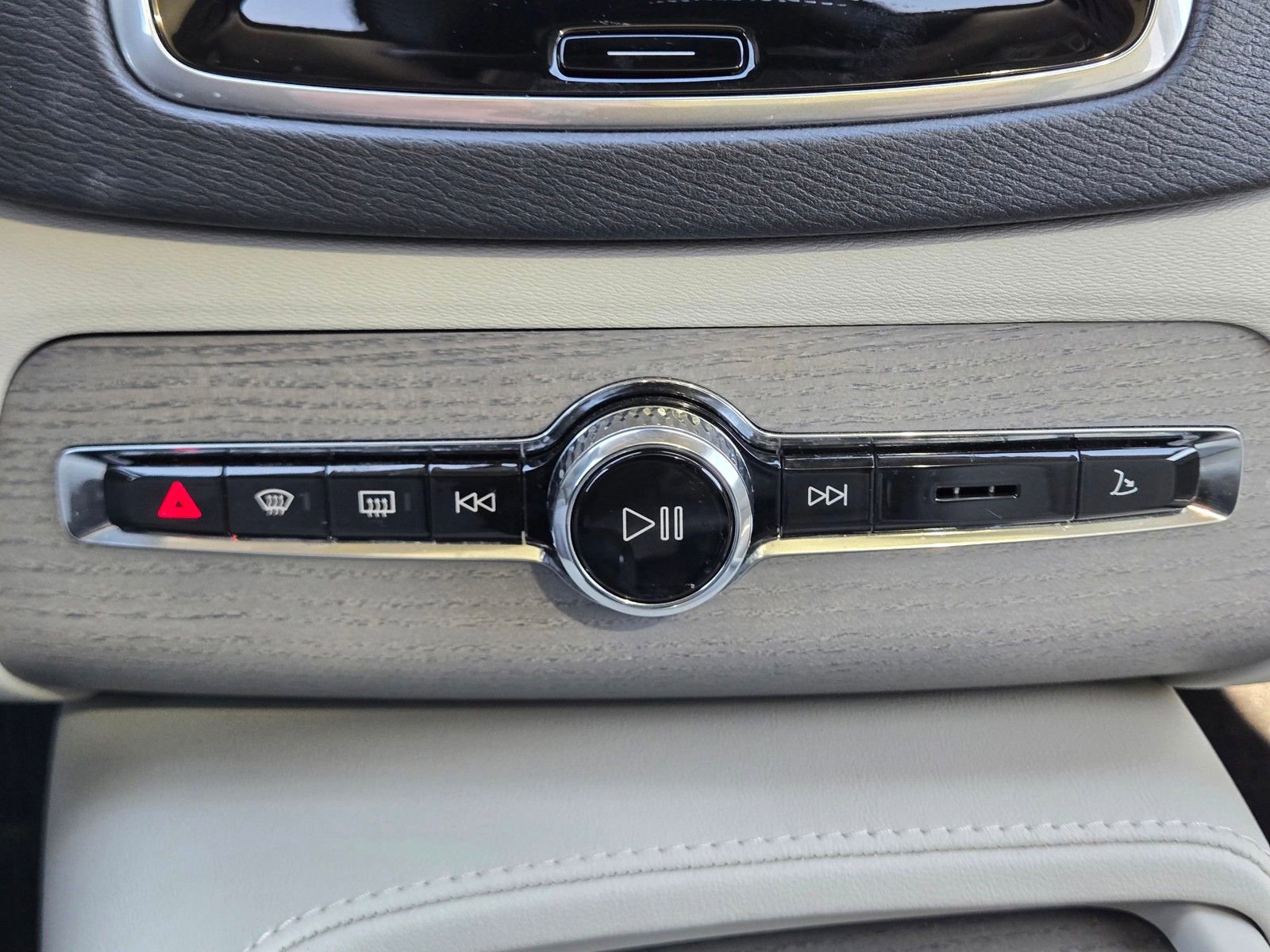 Certified 2025 Volvo XC90 T8 Plus w/ Protection Package Premier AWD/4WD image 20