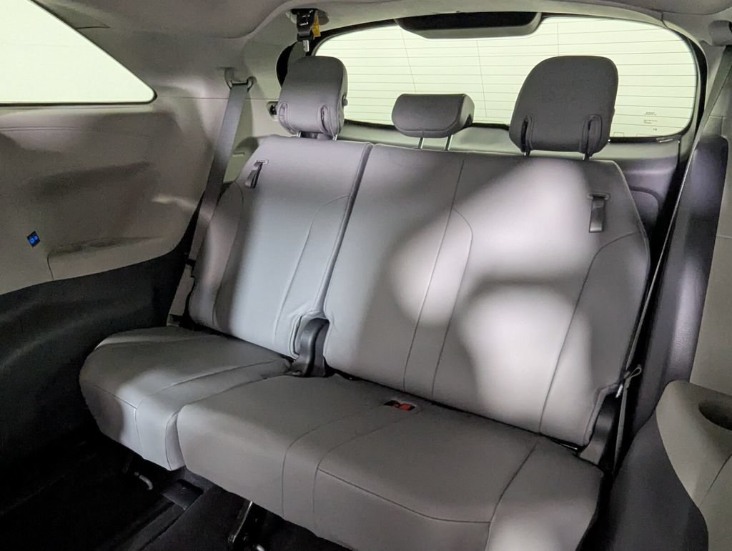 Used 2021 Toyota Sienna XLE FWD image 24
