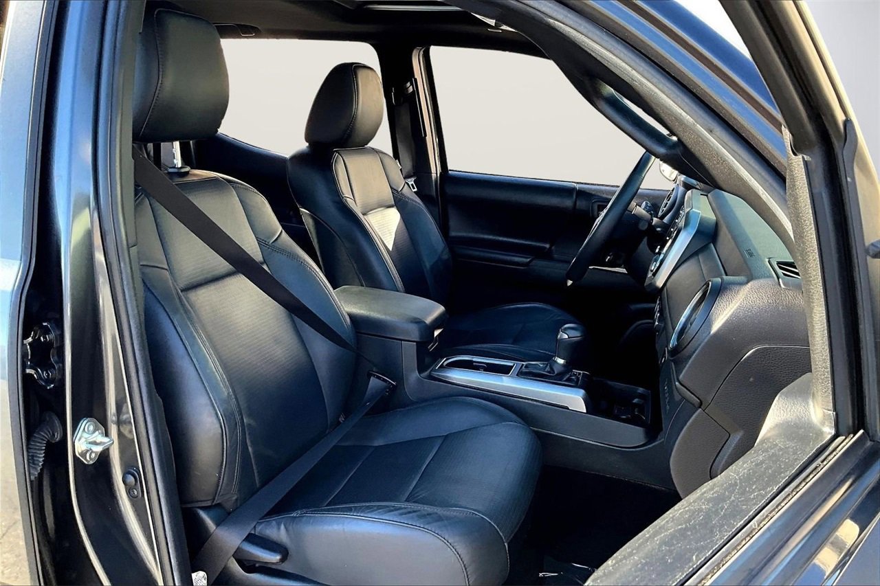 Used 2022 Toyota Tacoma Limited image 22