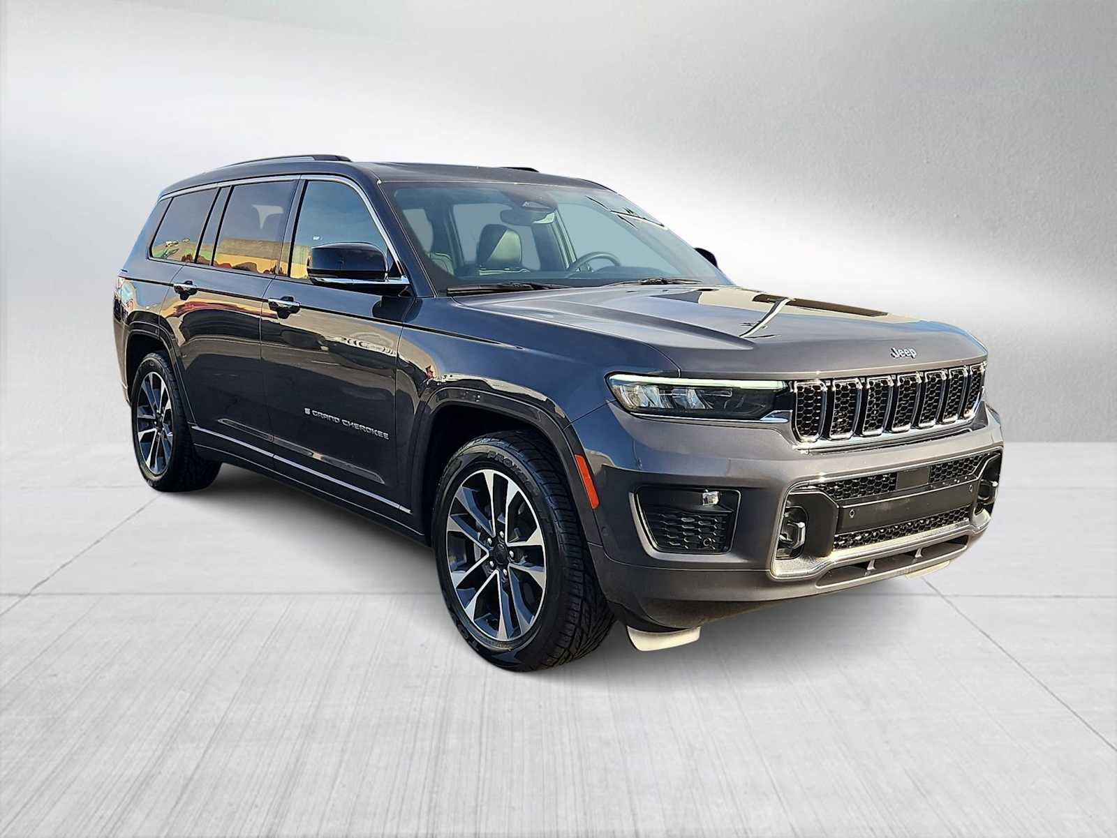 Used 2023 Jeep Grand Cherokee L Overland image 2