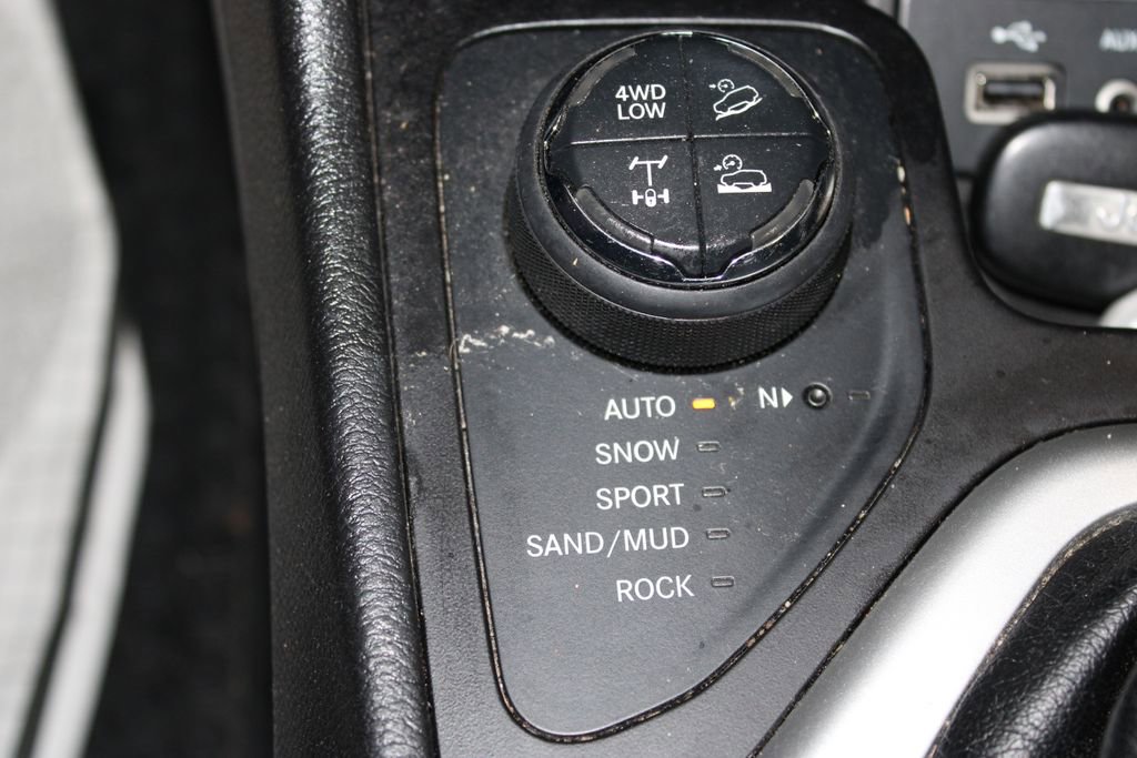 Used 2017 Jeep Cherokee Trailhawk w/ Comfort/Convenience Group image 39