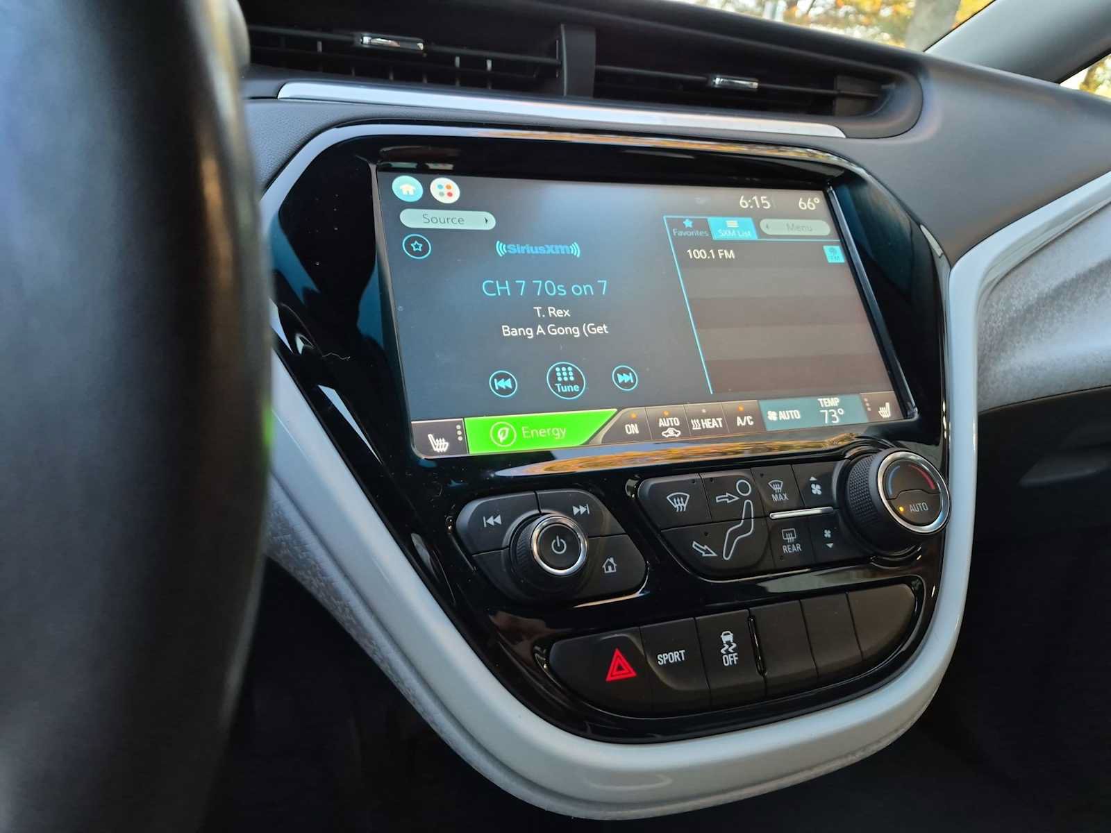 Used 2019 Chevrolet Bolt Premier w/ Infotainment Package FWD image 28