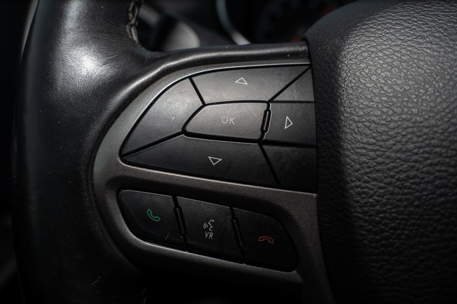 Used 2019 Jeep Cherokee Limited w/ Luxury Group image 31