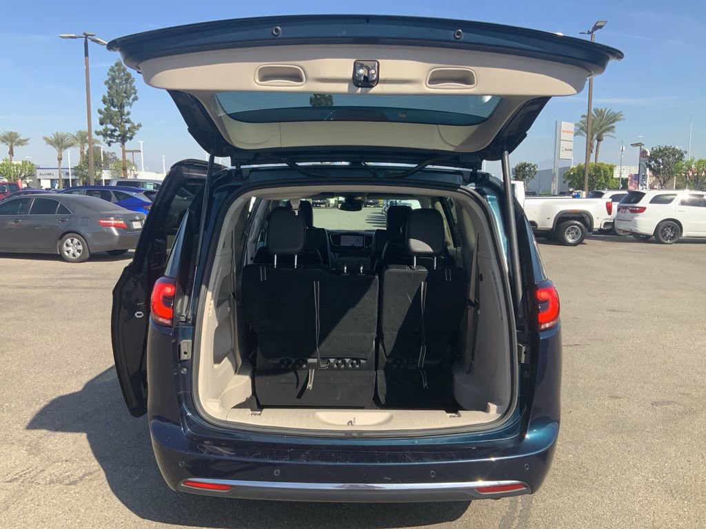 Certified 2023 Chrysler Pacifica Touring-L image 7