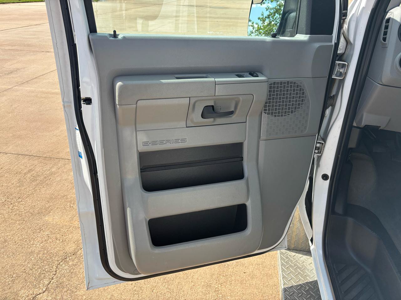 Used 2014 Ford E-350 and Econoline 350 XLT RWD image 14