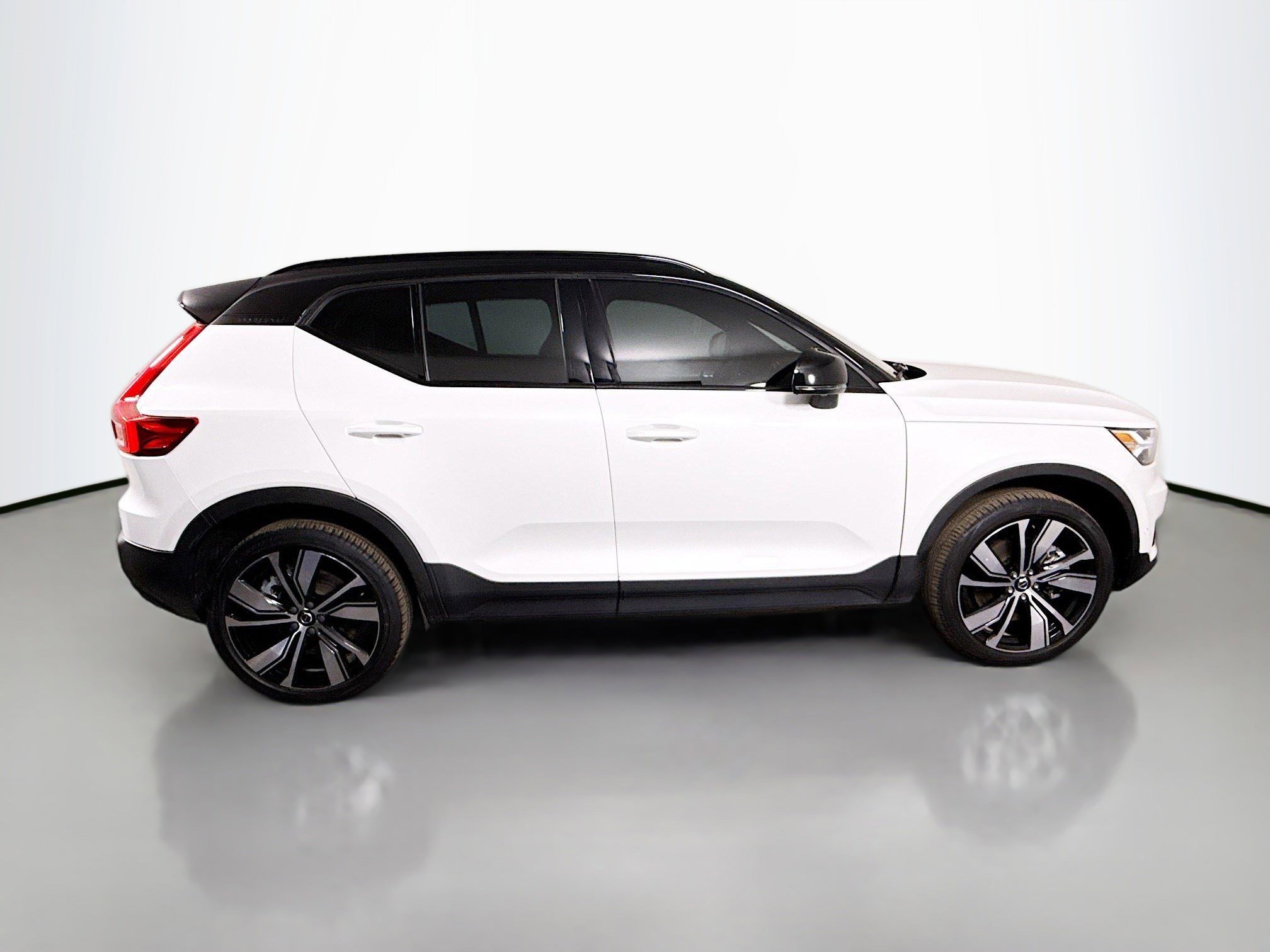 Used 2022 Volvo XC40 P8 Recharge Plus image 11