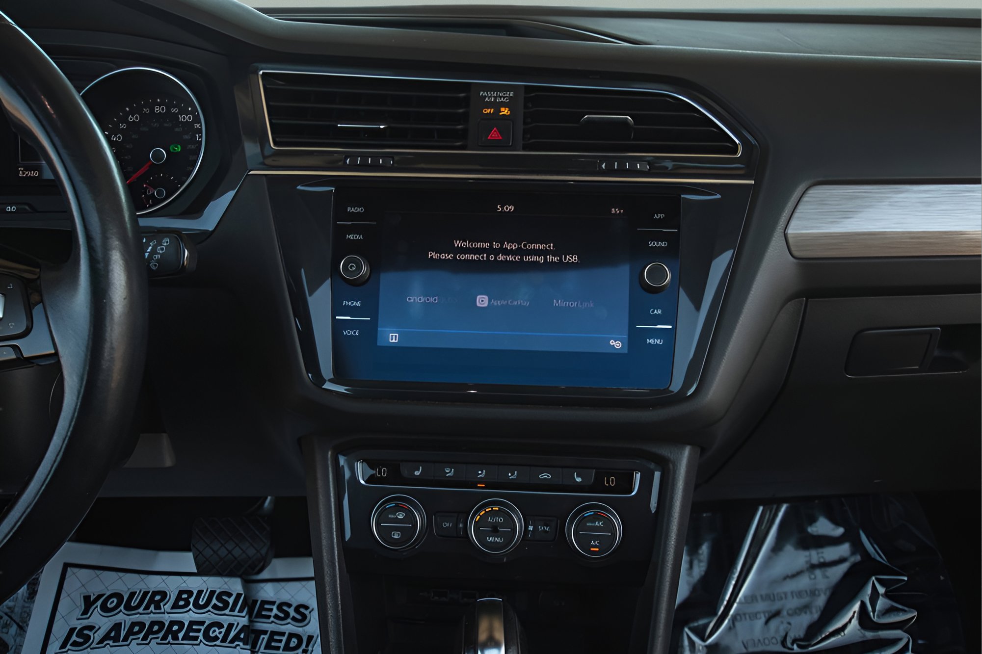 Used 2019 Volkswagen Tiguan SE w/ Panoramic Sunroof Package FWD image 16