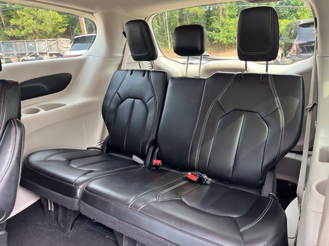 Used 2023 Chrysler Pacifica Touring-L FWD image 13