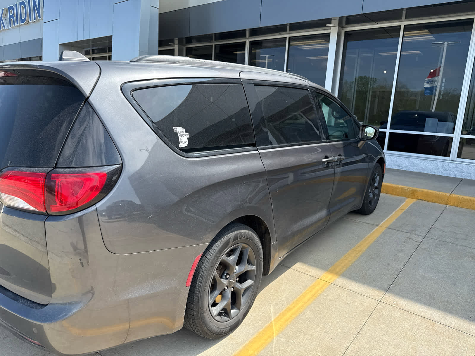Used 2018 Chrysler Pacifica Touring-L w/ S Appearance Package image 5