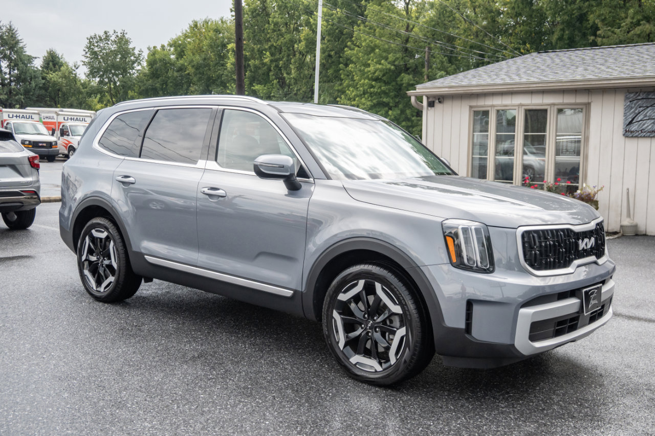 Used 2024 Kia Telluride EX w/ EX Captain's Chair Package image 4
