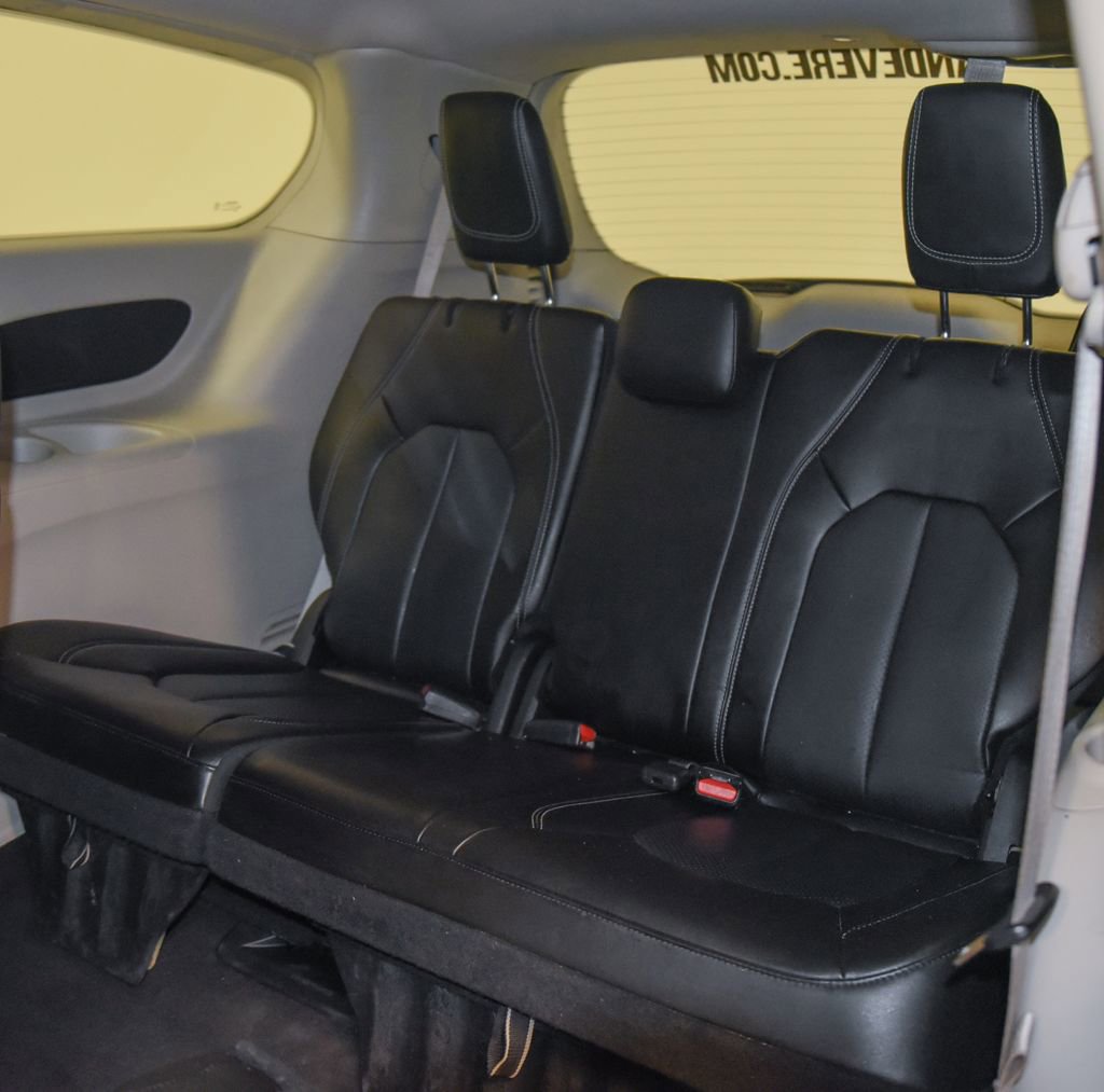 Used 2023 Chrysler Pacifica Touring-L image 7