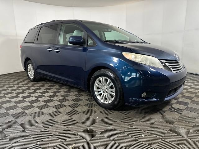 Used 2011 Toyota Sienna XLE image 2