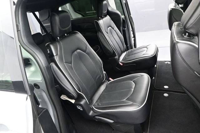 Used 2026 Chrysler Pacifica Limited FWD image 16