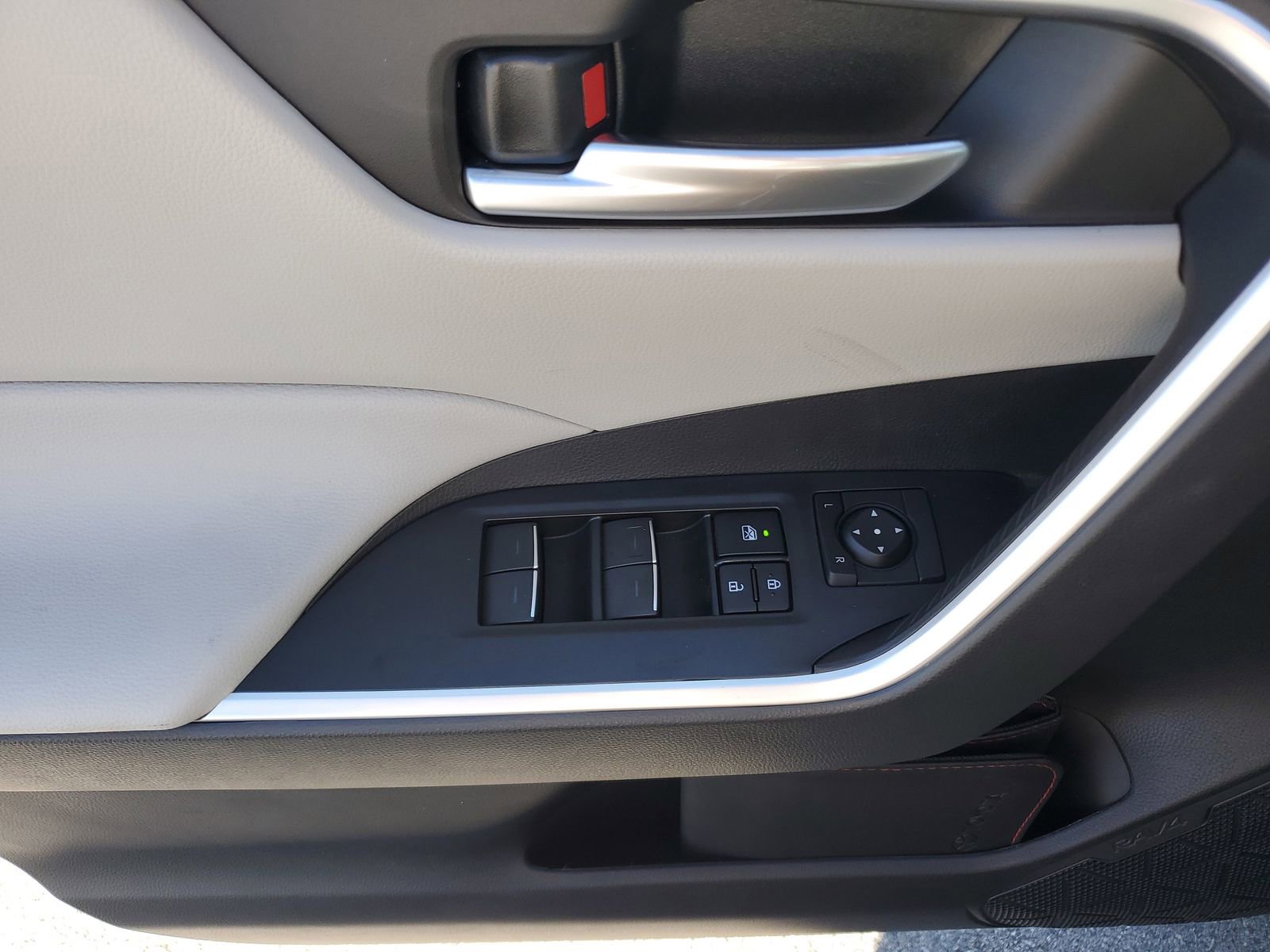 Certified 2025 Toyota RAV4 XLE w/ Convenience Package image 20