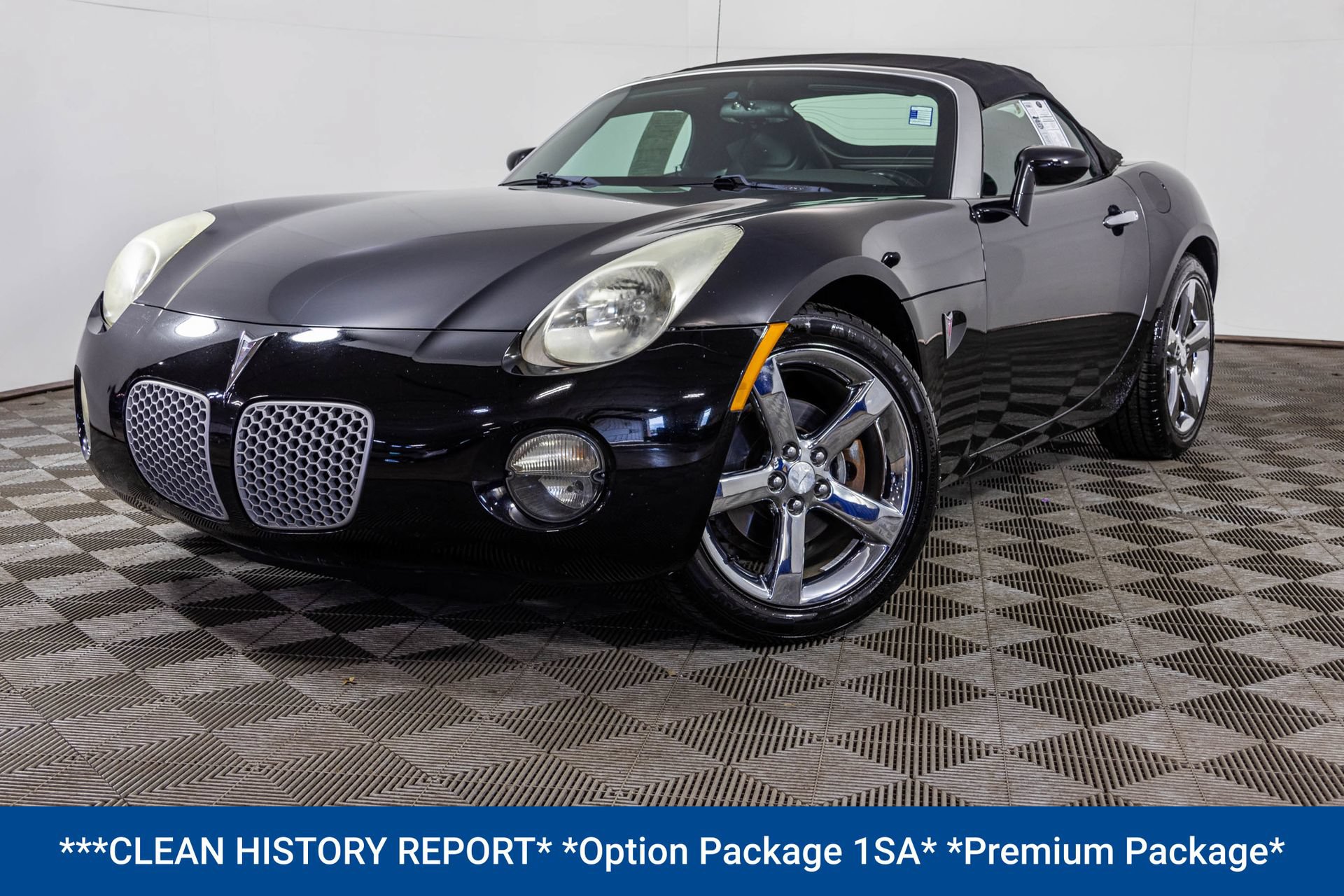 Used 2006 Pontiac Solstice Convertible w/ Premium Package RWD image 2