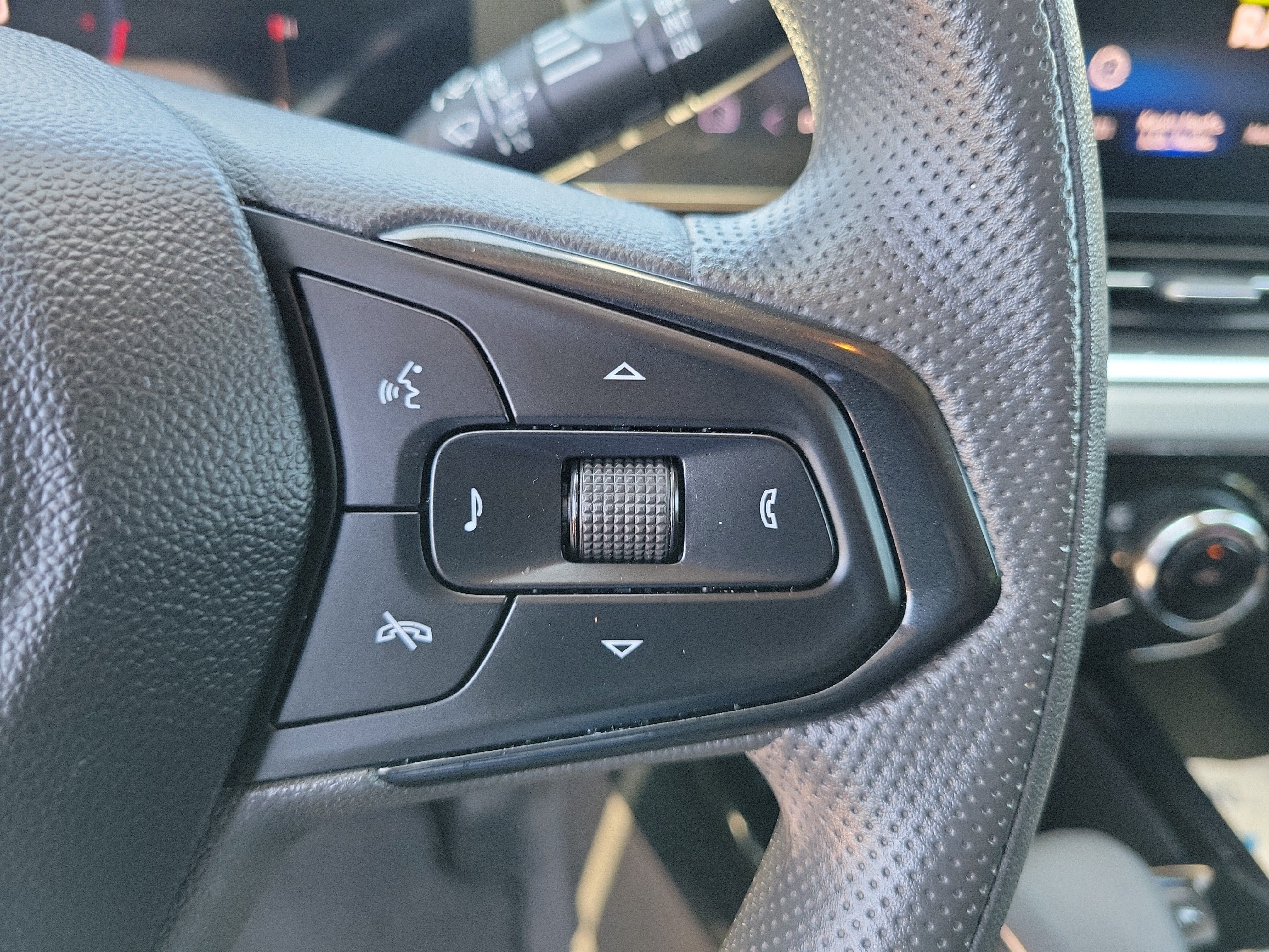 Used 2025 Chevrolet Trax LT FWD image 24