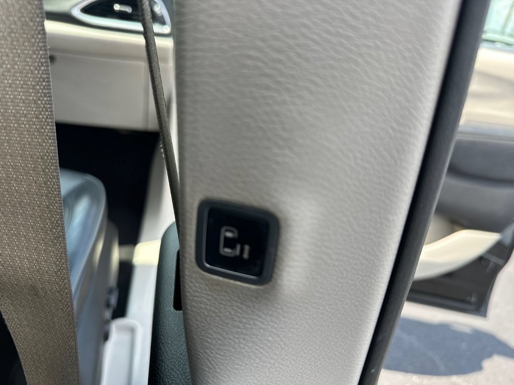 Used 2019 Chrysler Pacifica Limited FWD image 16