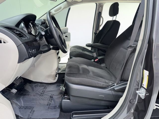 Used 2018 Dodge Grand Caravan SE w/ UConnect Hands-Free Group image 13